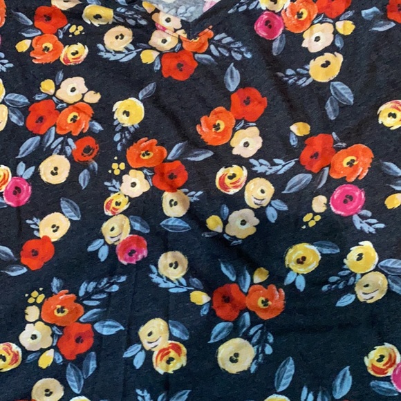 Lane Bryant Plus Size 22/24 NWT Perfect Sleeve V-neck Tee Shirt - Picture 4 of 4